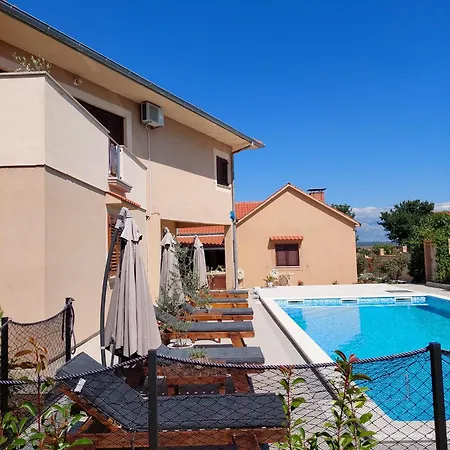 アパート Matesic